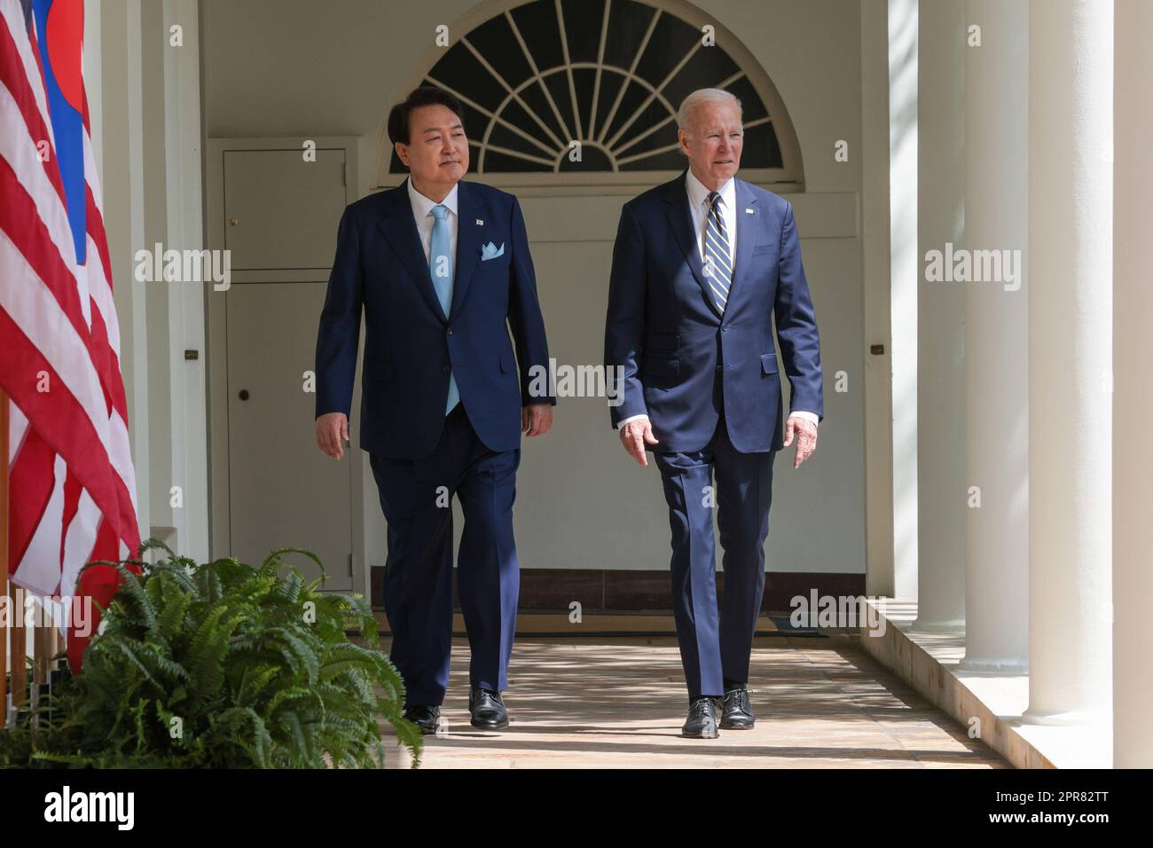 Washington, Usa. 26. April 2023. Präsident Joe Biden und der südkoreanische Präsident Yoon Suk Yeol (L) gehen am Mittwoch, den 26. April 2023, nach einer offiziellen Ankunftszeremonie im Weißen Haus auf dem südlichen Rasen des Weißen Hauses in Washington, DC, zum Oval Office auf der Westflügel-Kolonnade. Foto: Oliver Contreras/UPI Credit: UPI/Alamy Live News Stockfoto
