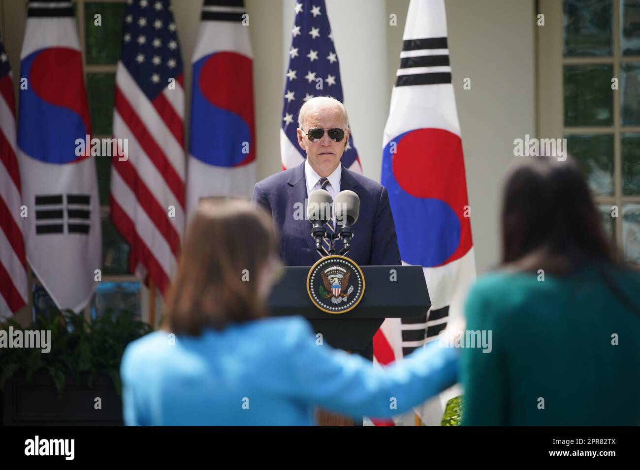 Washington, Usa. 26. April 2023. Präsident Joe Biden spricht auf einer gemeinsamen Pressekonferenz mit dem südkoreanischen Präsidenten Yoon Suk Yeol im Rosengarten im Weißen Haus in Washington am Mittwoch, den 26. April 2023. Yoon hat einen offiziellen Staatsbesuch im Weißen Haus. Foto: Al Drago/UPI Credit: UPI/Alamy Live News Stockfoto Washington, Usa. 26. April 2023. Präsident Joe Biden spricht auf einer gemeinsamen Pressekonferenz mit dem südkoreanischen Präsidenten Yoon Suk Yeol im Rosengarten im Weißen Haus in Washington am Mittwoch, den 26. April 2023. Yoon hat einen offiziellen Staatsbesuch im Weißen Haus. Foto: Al Drago/UPI Credit: UPI/Alamy Live News Stockfoto