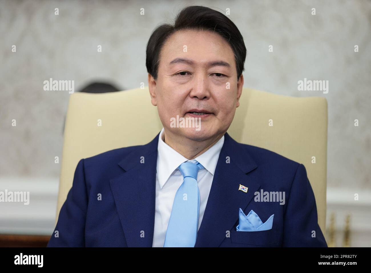 Washington, Usa. 26. April 2023. Der südkoreanische Präsident Yoon Suk Yeol spricht, während er und Präsident Joe Biden (nicht abgebildet) während eines offiziellen Staatsbesuchs in Washington am Mittwoch, den 26. April 2023, ein bilaterales Treffen im Oval Office abhalten. Yoon ist am zweiten Tag eines dreitägigen Besuchs in DC. Foto: Oliver Contreras/UPI Credit: UPI/Alamy Live News Stockfoto