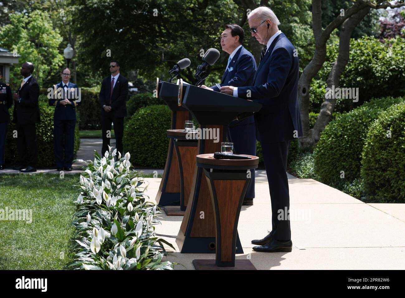 Washington, Usa. 26. April 2023. Präsident Joe Biden und der südkoreanische Präsident Yoon Suk Yeol veranstalten am Mittwoch, den 26. April 2023, eine gemeinsame Pressekonferenz im Rose Garden im Weißen Haus in Washington, DC. Yoon hat einen offiziellen Staatsbesuch im Weißen Haus. Foto: Oliver Contreras/UPI Credit: UPI/Alamy Live News Stockfoto