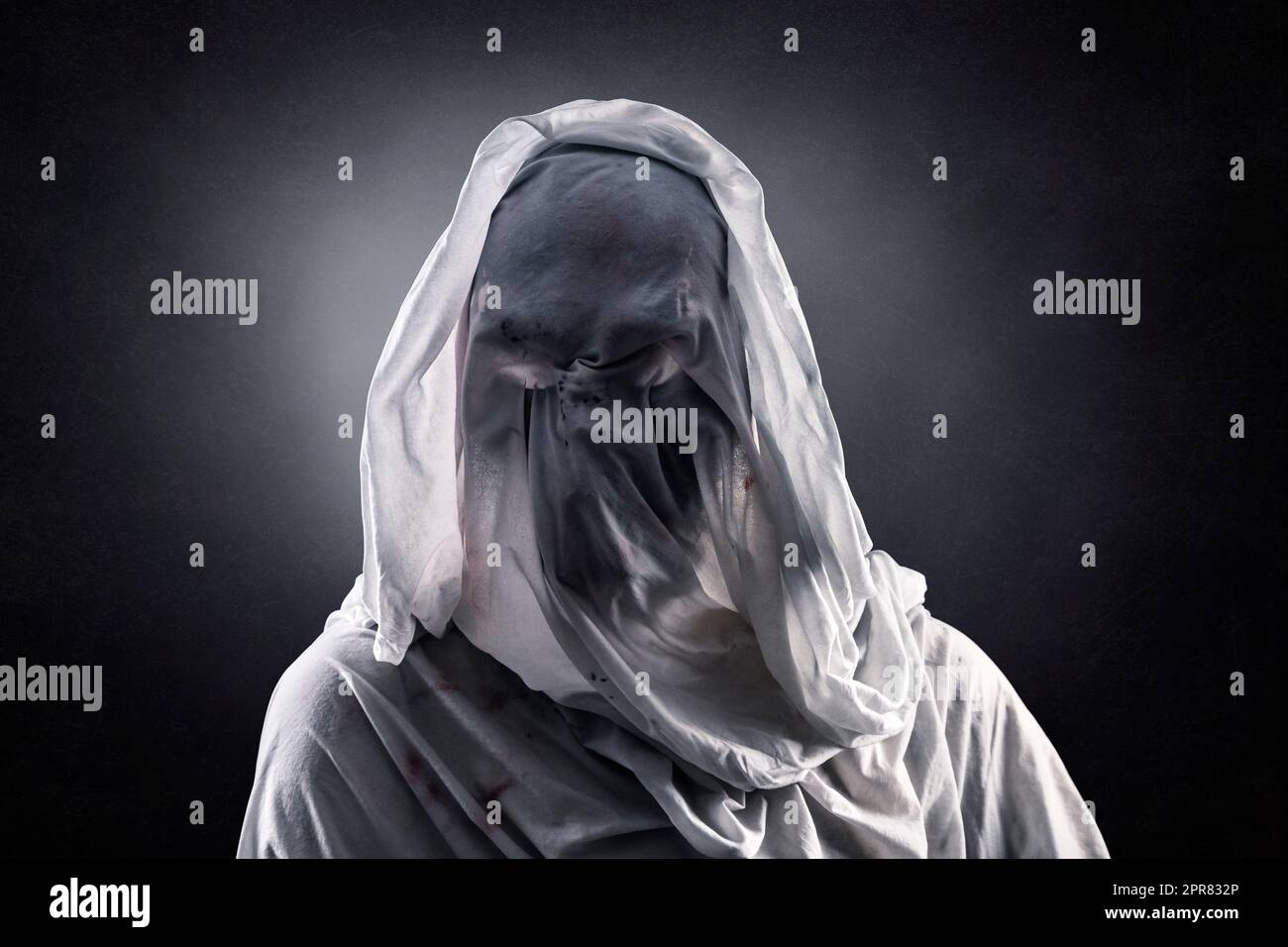 Porträt eines gruseligen Gespenstes auf dunklem nebligen Hintergrund Stockfoto