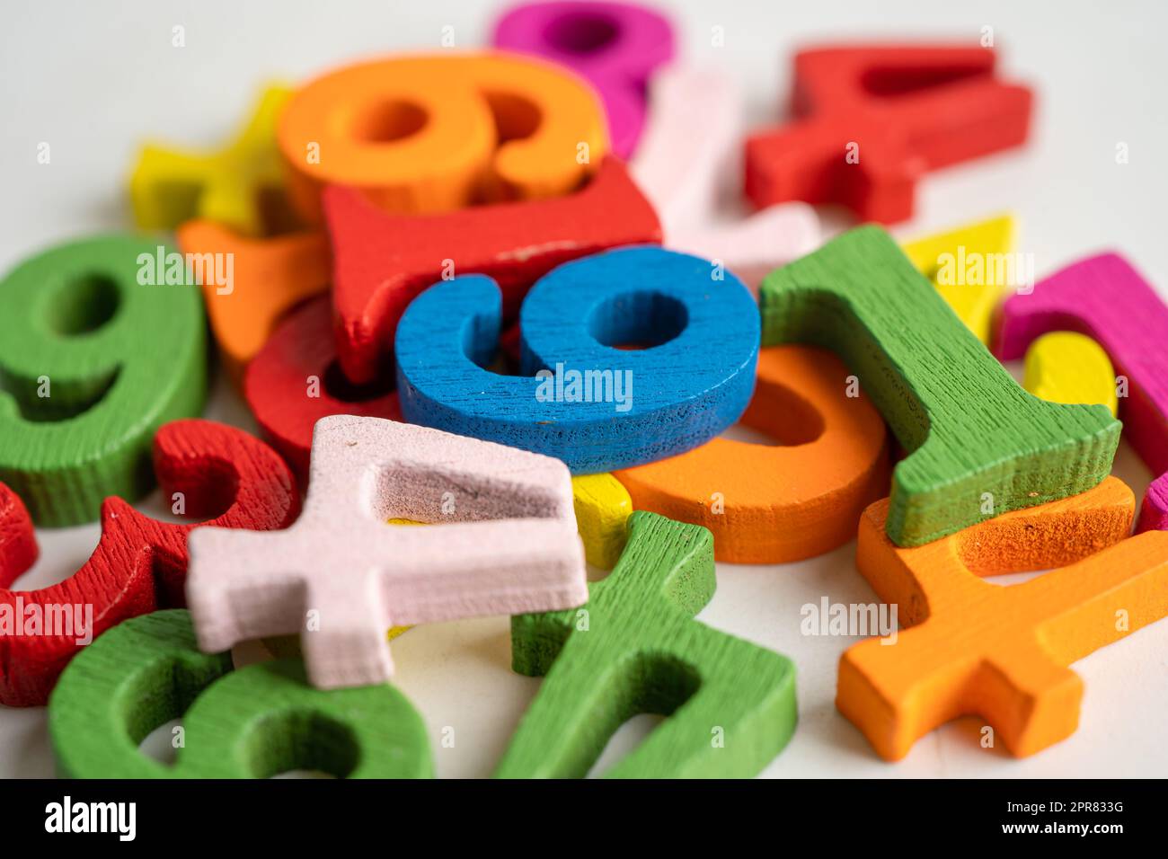 Mathe Zahl bunt auf weißem Hintergrund, Bildung studieren Mathematik Lernen Lehrkonzept. Stockfoto