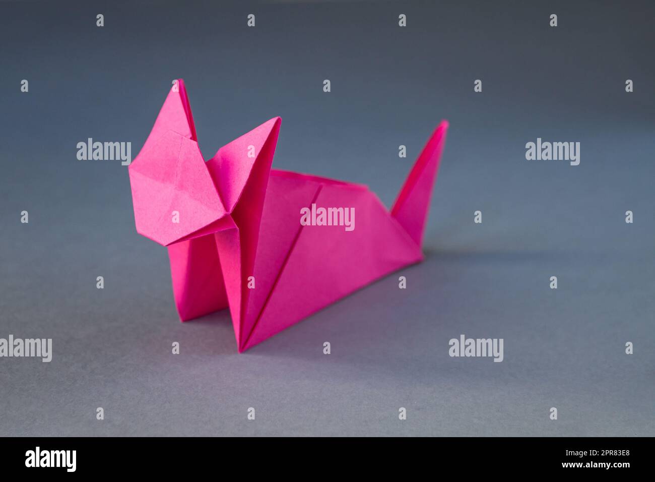 Rosa Papierkatze Origami isoliert auf grauem Hintergrund Stockfoto