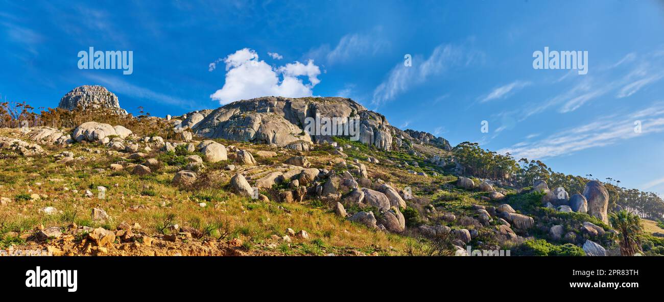 Kopieren Sie die Landschaft des Lions Head im Table Mountain National Park in Kapstadt, Südafrika, vor einem wolkigen blauen Himmelshintergrund. Panoramablick auf ein Wahrzeichen und berühmtes Reiseziel Stockfoto