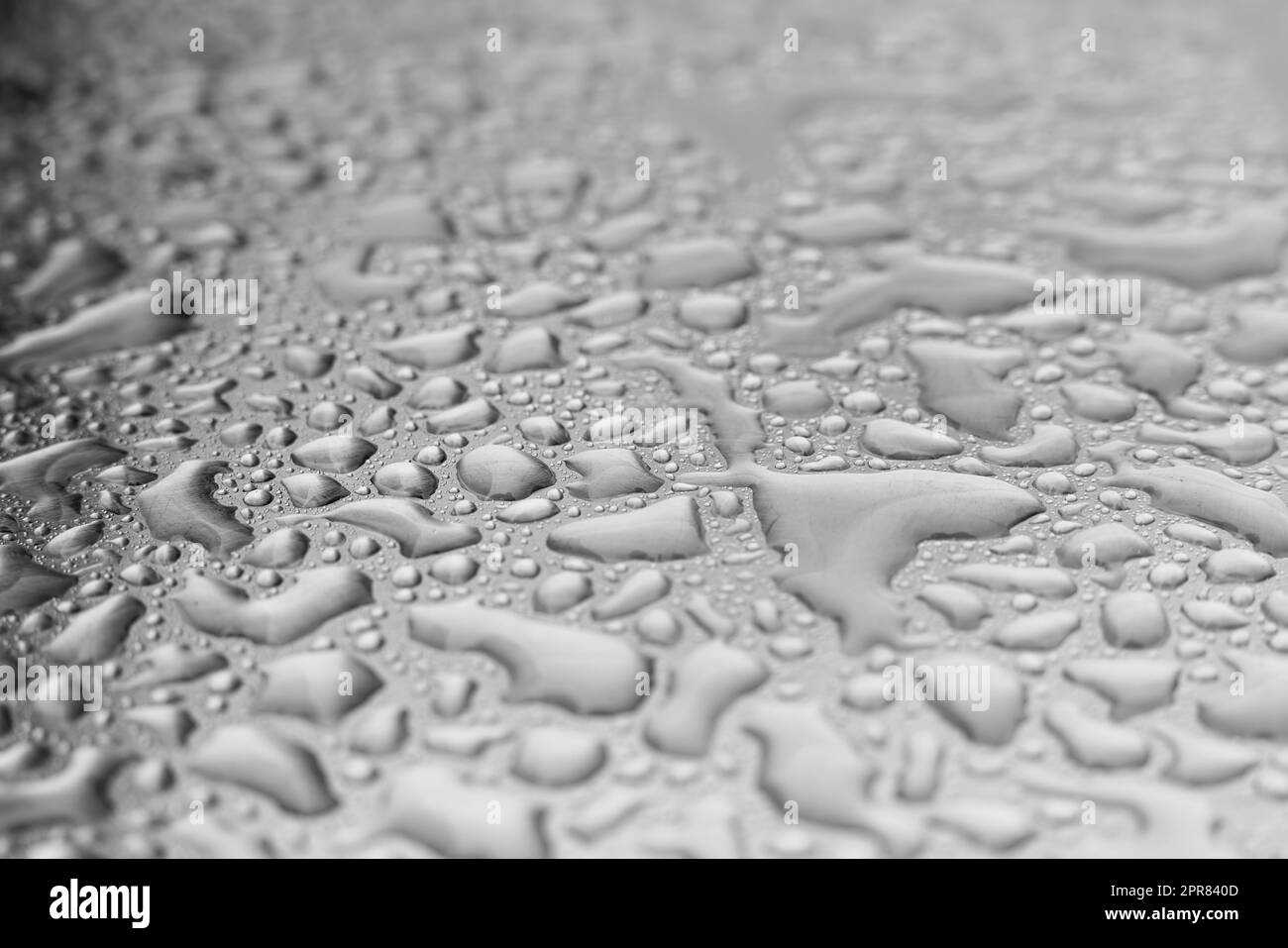 Wasser auf einer Edelstahlplatte nach einem starken Regen Stockfoto