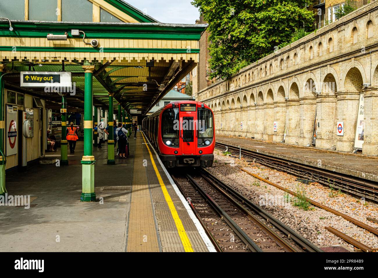 District Line Train, South Kensington U-Bahnstation, London, England Stockfoto