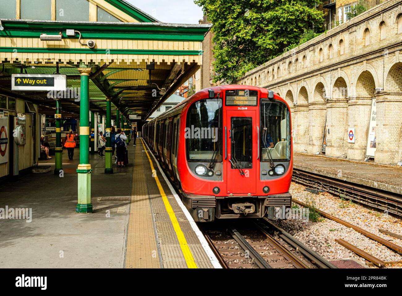 District Line Train, South Kensington U-Bahnstation, London, England Stockfoto