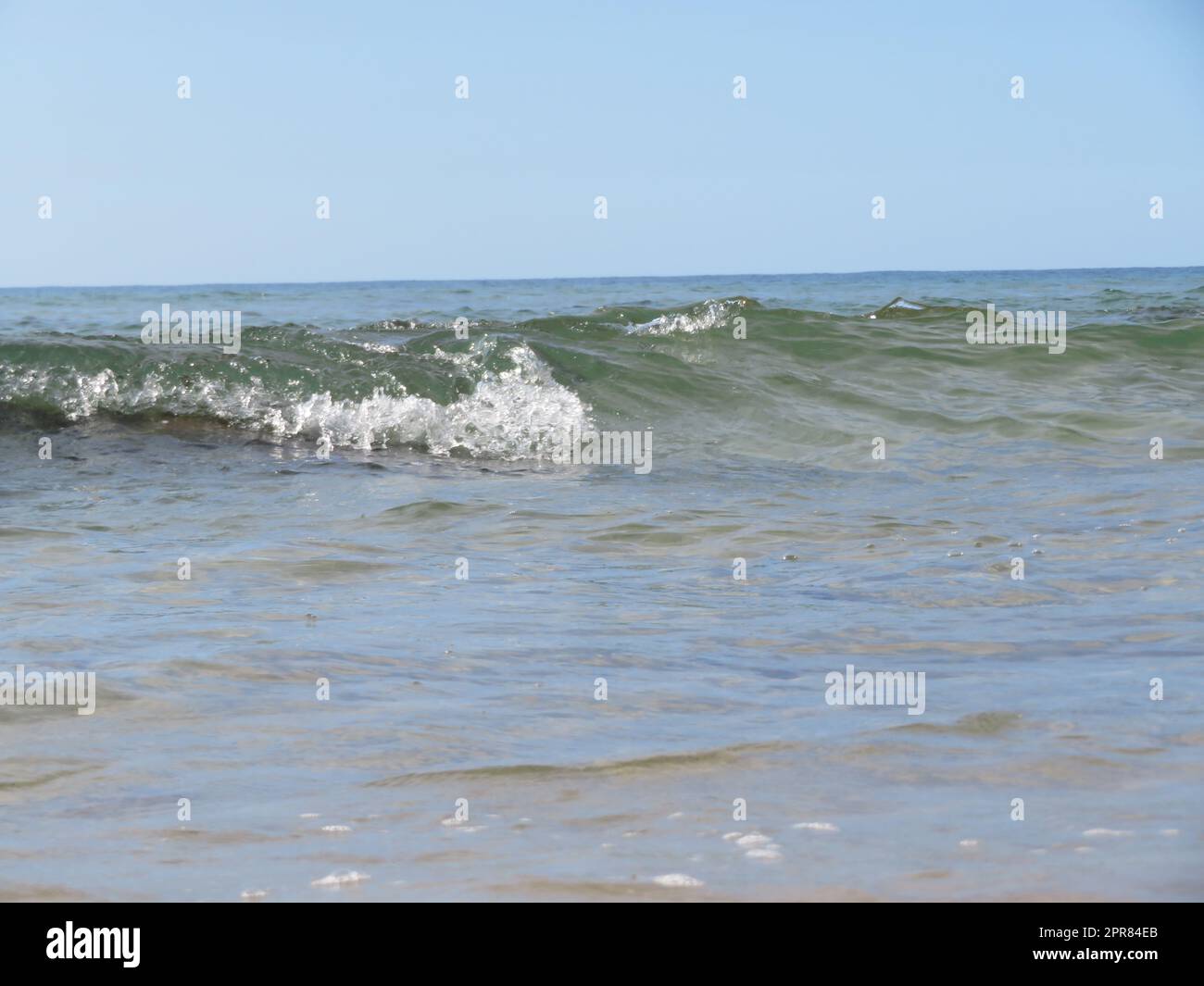 Wunderschöner Strand mit sauberem Wasser und glitzerndem Sand Stockfoto