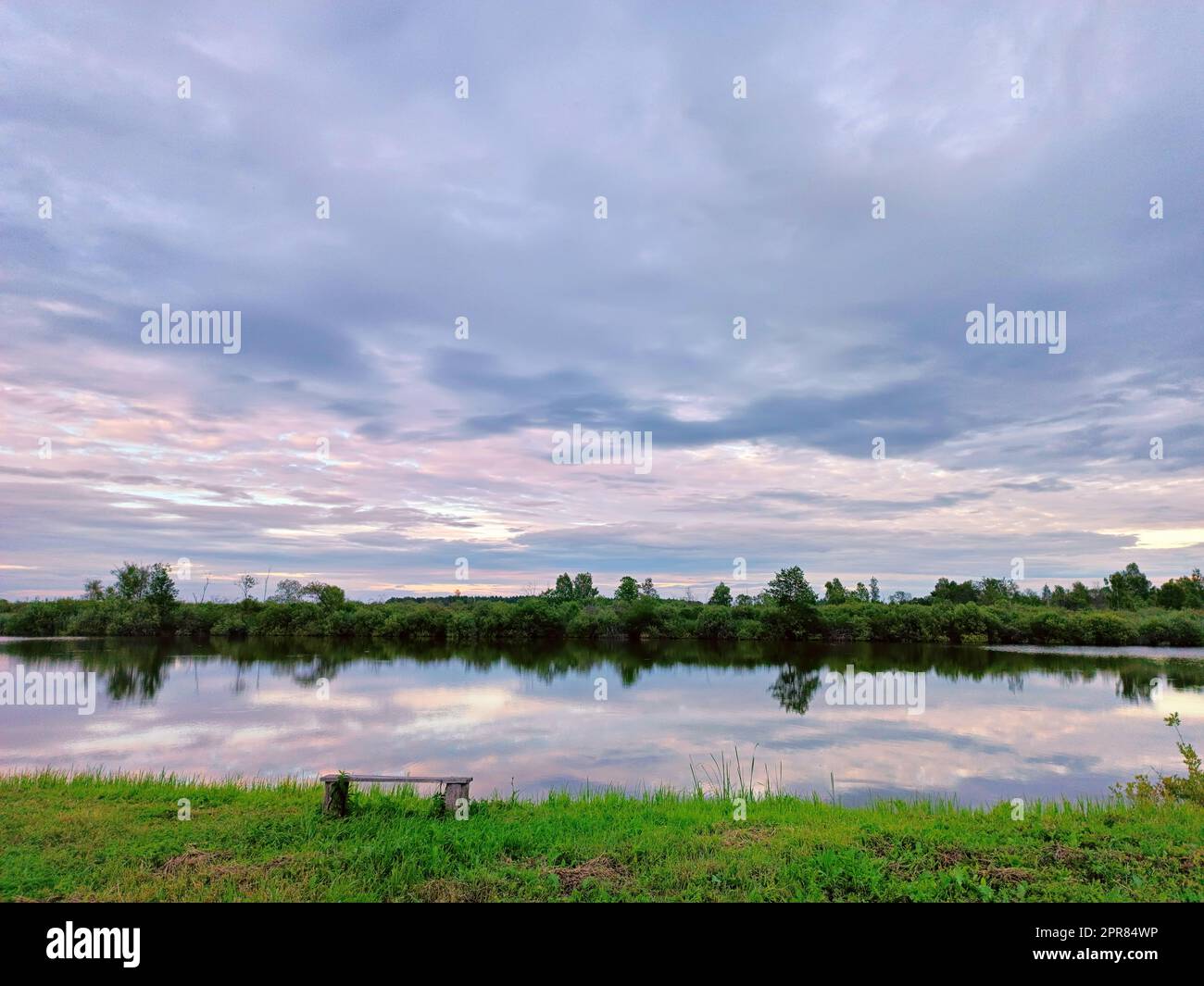 Ruhiges Wasser am See. Sturmregen. Sommer bedeckter Himmel. Dramatische Landschaft, bewölkter Tag. Stockfoto