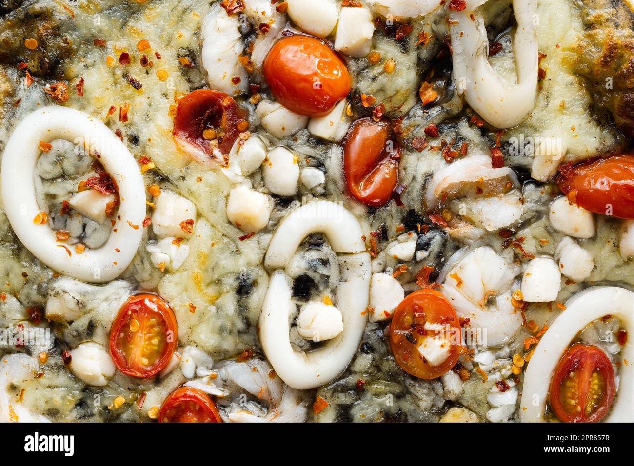 Rustikaler italienischer Tintenfisch, schwarz, Fisch und Meeresfrüchte, Pizza-Hintergrund Stockfoto