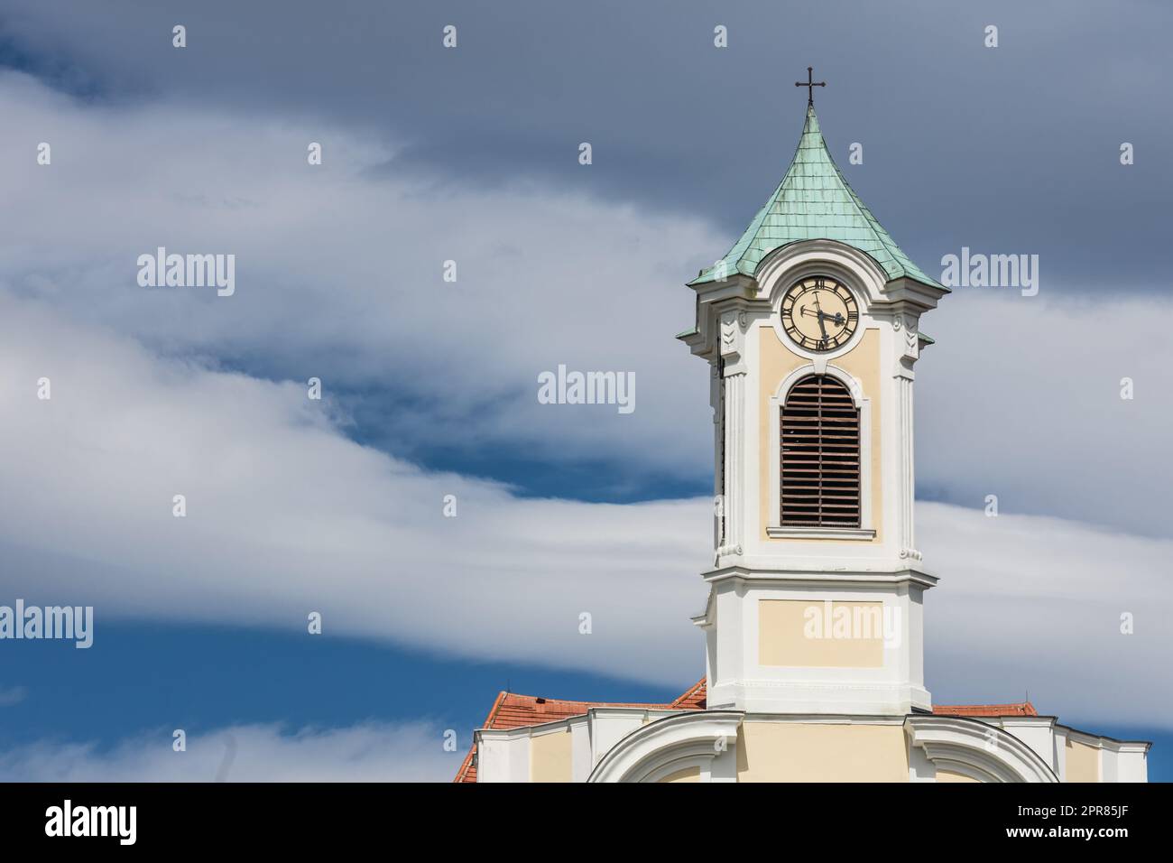 Schöner alter Turm mit einer Uhr aus einer Kirche mit Himmel Stockfoto