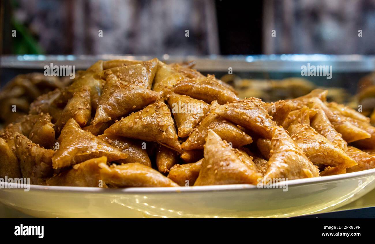 Teller mit beliebten marokkanischen Gebäck-Briouats auf dem lokalen Markt in Marrakesch. Stockfoto