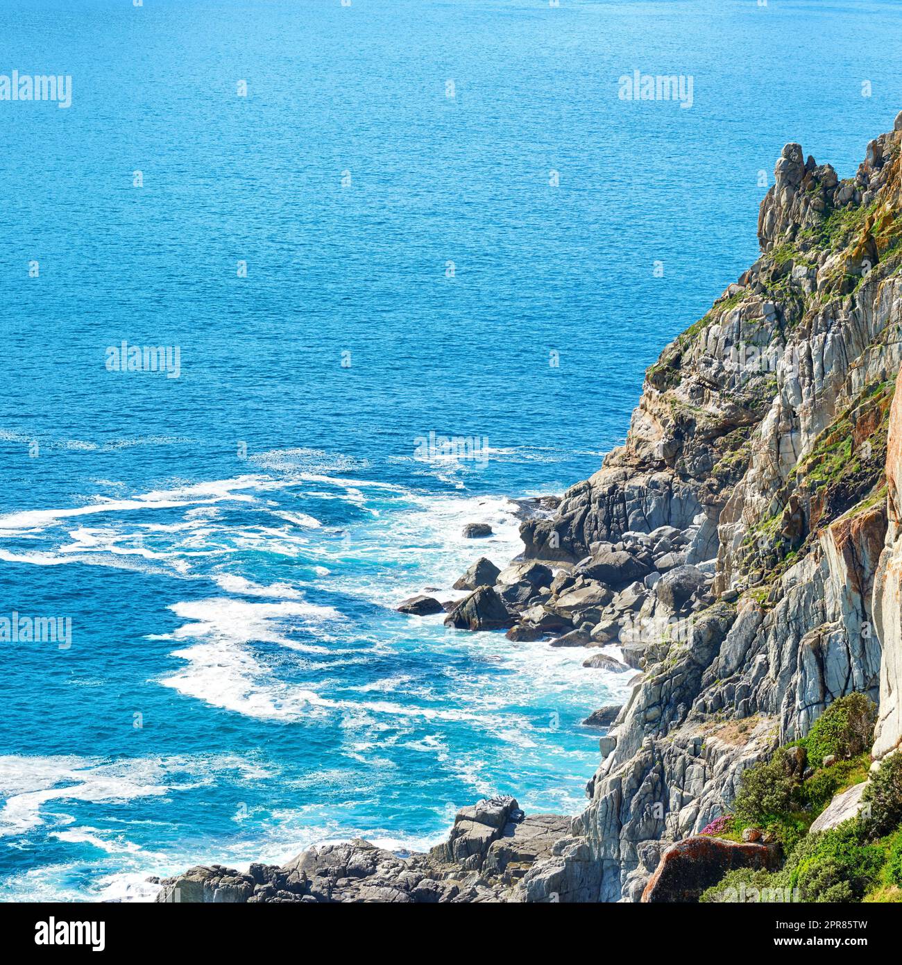 Seascape, Landschaft und malerischer Blick auf die Hout Bay in Kapstadt, Südafrika. Blauer Ozean und Meer mit Bergen und Copyspace. Reisen und Tourismus im Ausland und im Ausland für einen Sommerurlaub und Urlaub Stockfoto
