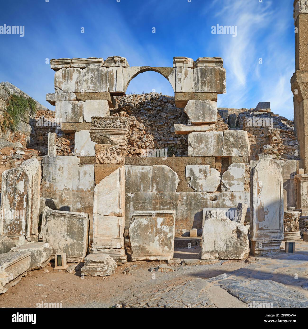 Antiken Stadtruinen von Ephesus in der Türkei während des Tages. Reisen im Ausland und Übersee für Urlaub, Urlaub und Tourismus. Ausgegrabene Überreste aus historischem Baustein der türkischen Geschichte und Kultur Stockfoto