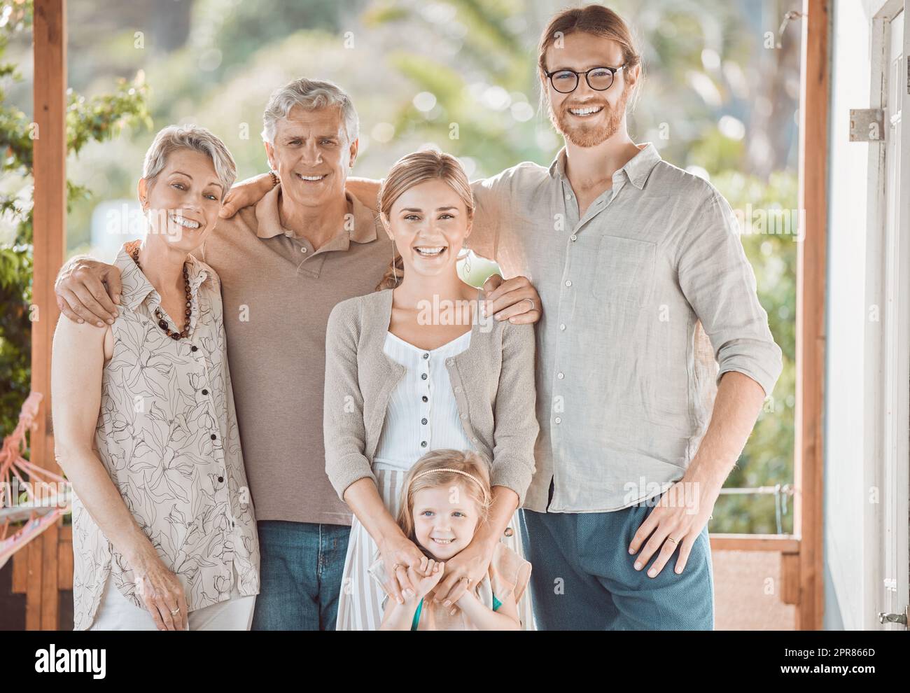 Genießen Sie etwas Zeit mit der Familie. Aufnahme einer Familie, die zu Hause Zeit miteinander verbringt. Stockfoto