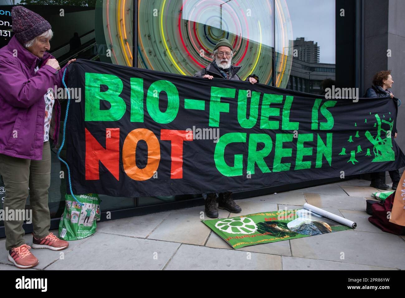 London, Großbritannien. 26. April 2023. Umweltaktivisten protestieren vor der Jahreshauptversammlung des größten Bioenergielieferanten des Vereinigten Königreichs Drax. Die britische Energieregulierungsbehörde Ofgem untersucht derzeit die Einhaltung der Nachhaltigkeitsregeln durch Drax unter zunehmender Prüfung der Aktivitäten des Unternehmens, einschließlich der Holzquelle und der Beschreibung des zur Stromerzeugung verwendeten Verfahrens als „CO2-neutral“. Die staatlichen Subventionen für Drax für Biomasse werden derzeit voraussichtlich 2027 auslaufen. Drax hat heute seinen bisher höchsten Jahresumsatz mit 731m Mio. £ gegenüber 398m Mio. £ im Vorjahr bekannt gegeben. Kredit: Mark Kerris Stockfoto