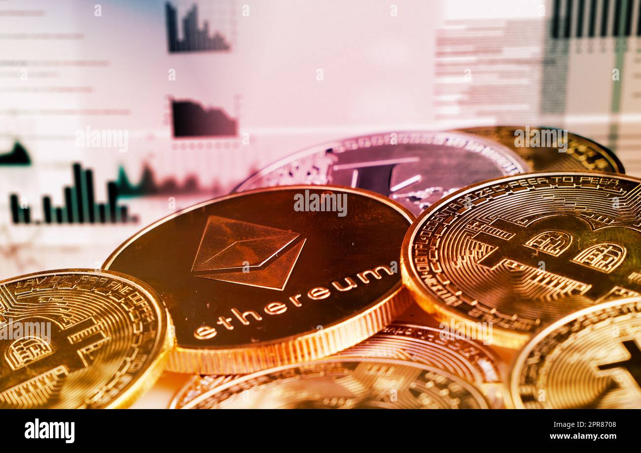 Diversifizieren Sie Ihr Krypto-Portfolio. Konzeptuelles Bild von Kryptowährungsmünzen vor rotem Hintergrund. Stockfoto