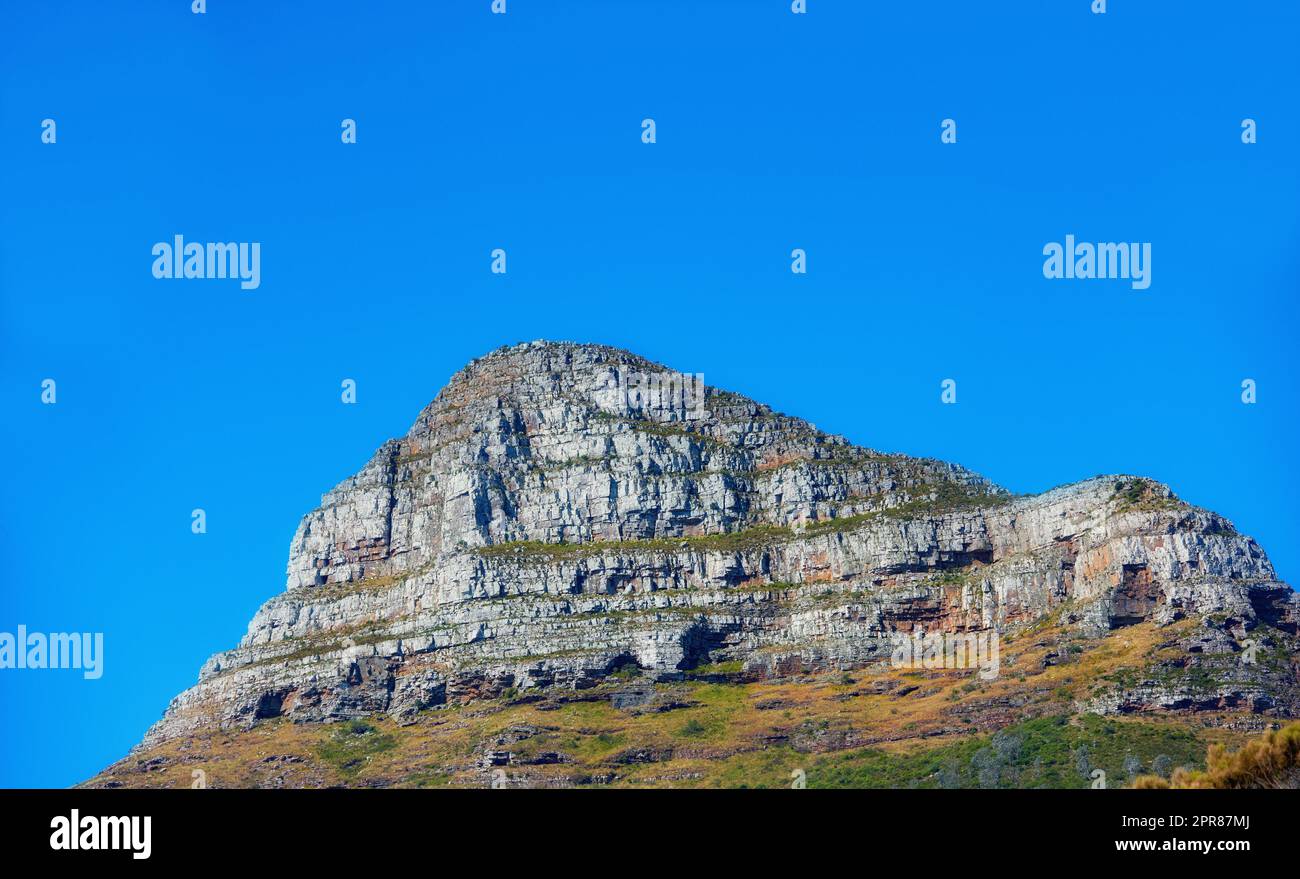 Landschaftsblick auf den Lions Head Mountain, blauer Himmel mit Kopierbereich auf dem Tafelberg, Kapstadt, Südafrika. Ruhige und ruhige Landschaft mit entspannender, wilder Naturlandschaft an einem Reiseziel Stockfoto