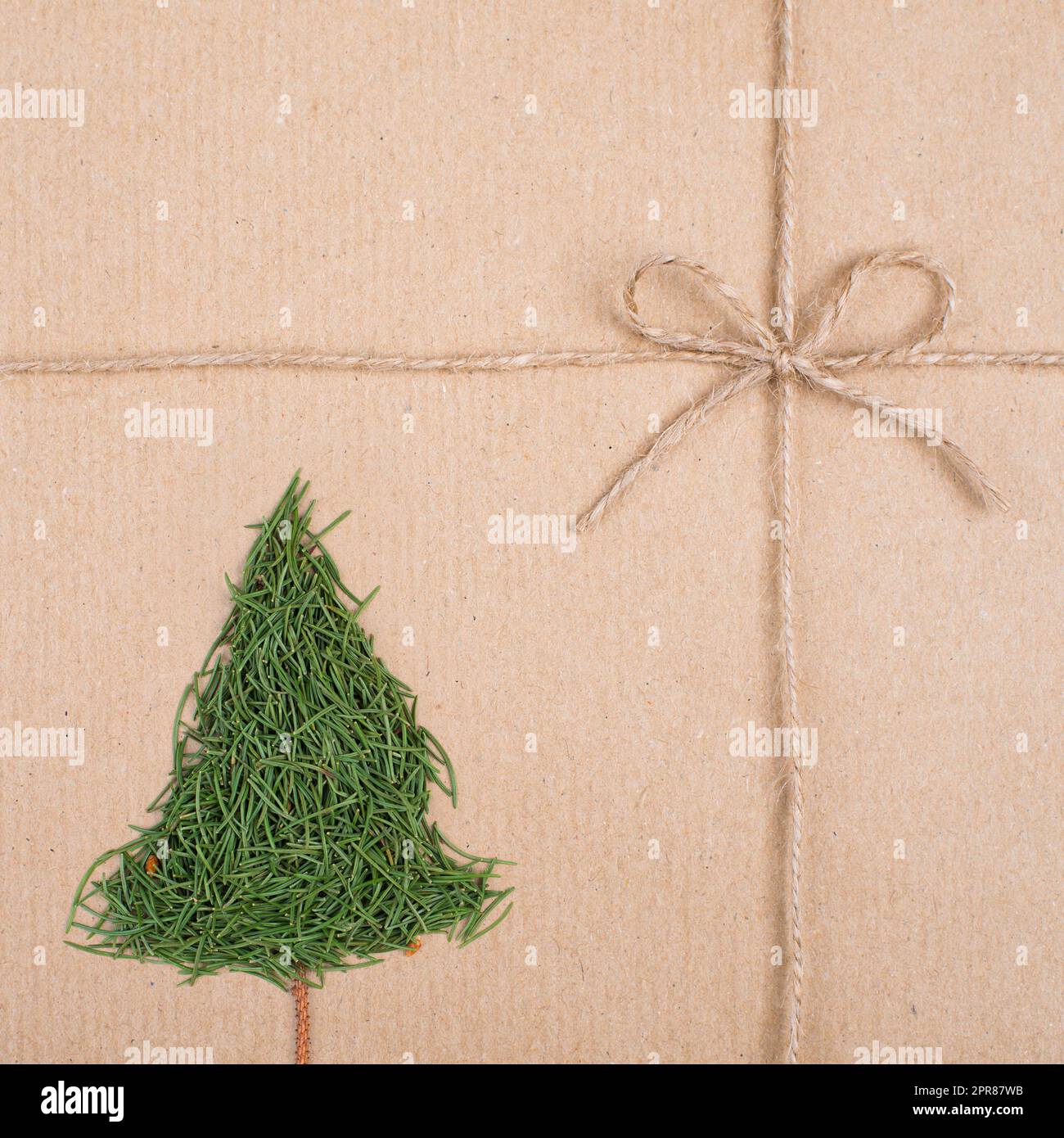 Weihnachtsbaum aus Tannennadeln auf einer Geschenkbox, Weihnachtsgrußkarte, Wintersaison Stockfoto