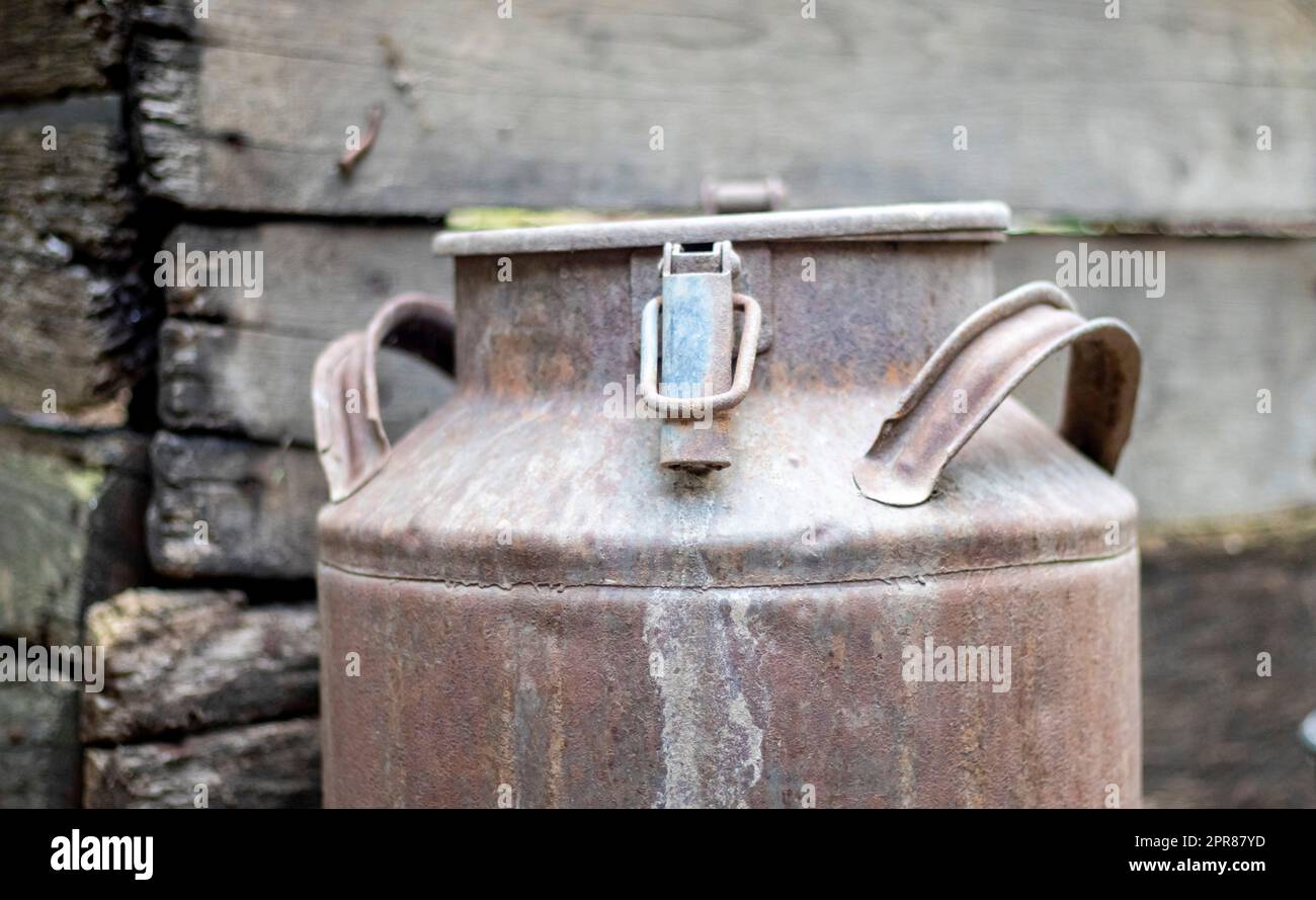 Eine alte rostige Metalldose auf dem Land. Behälter für den Transport von Flüssigkeiten, Milch oder flüssigen Kraftstoffen mit mehreren Griffen. Milchbank in zylindrischer Form mit weitem Hals. Flasche mit versiegeltem Verschluss. Stockfoto Eine alte rostige Metalldose auf dem Land. Behälter für den Transport von Flüssigkeiten, Milch oder flüssigen Kraftstoffen mit mehreren Griffen. Milchbank in zylindrischer Form mit weitem Hals. Flasche mit versiegeltem Verschluss. Stockfoto