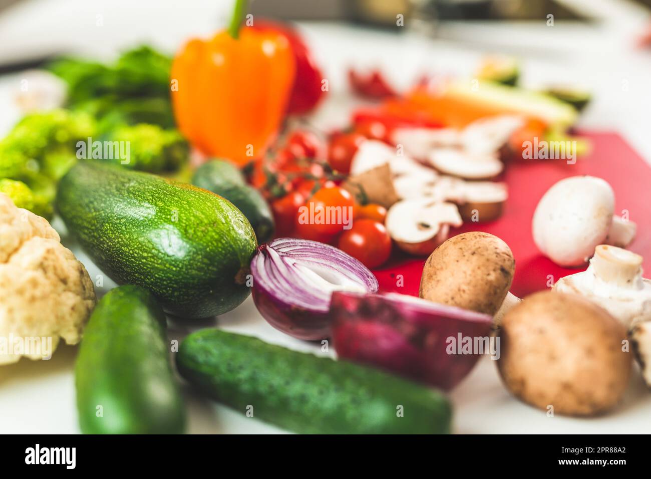 Frisches, farbenfrohes Gemüse, reich an Nährstoffen und Vitaminen, das als Zutaten für viele Rezepte verwendet werden kann Stockfoto