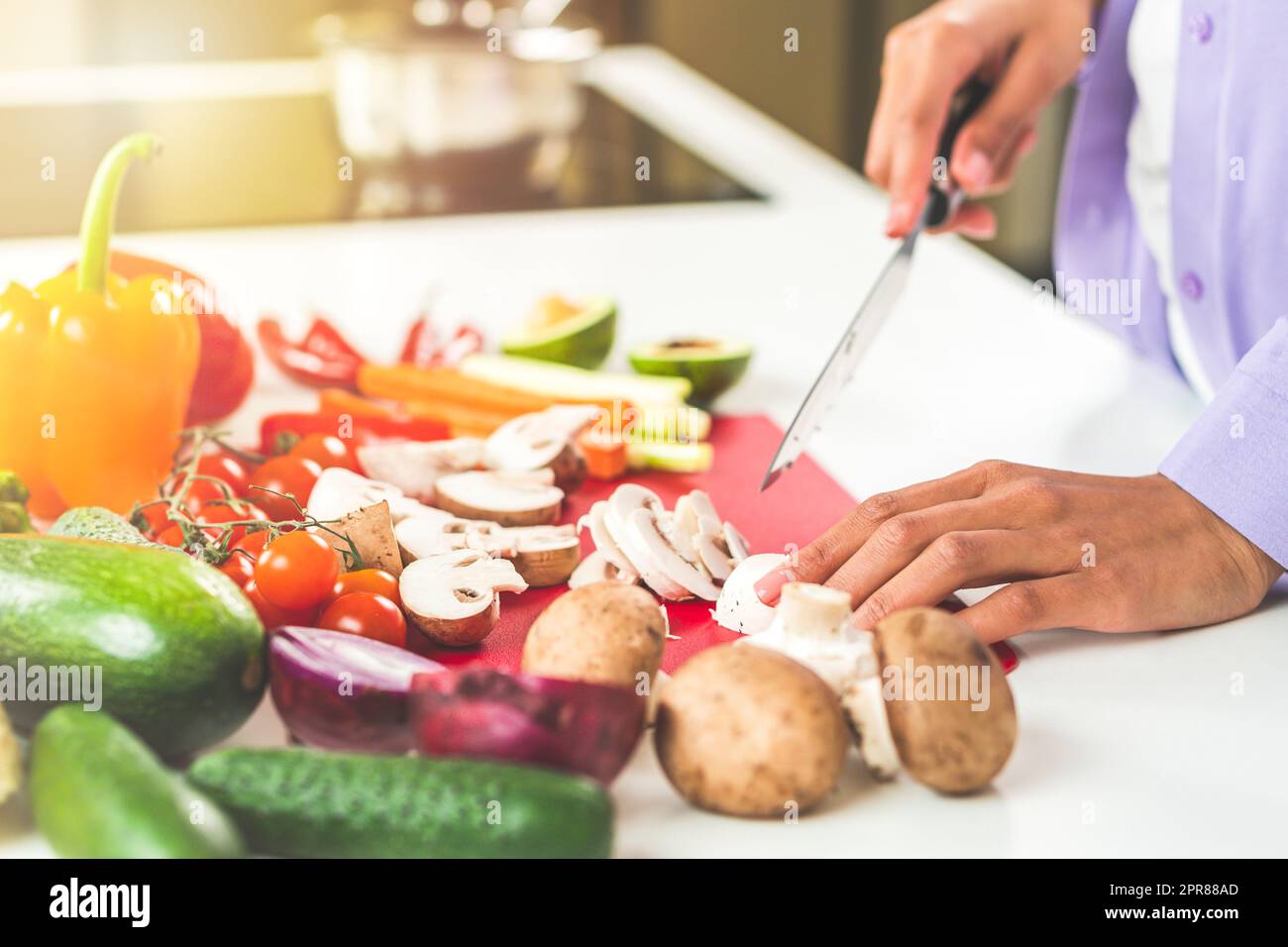 Frisches, farbenfrohes Gemüse, reich an Nährstoffen und Vitaminen, das als Zutaten für viele Rezepte verwendet werden kann Stockfoto