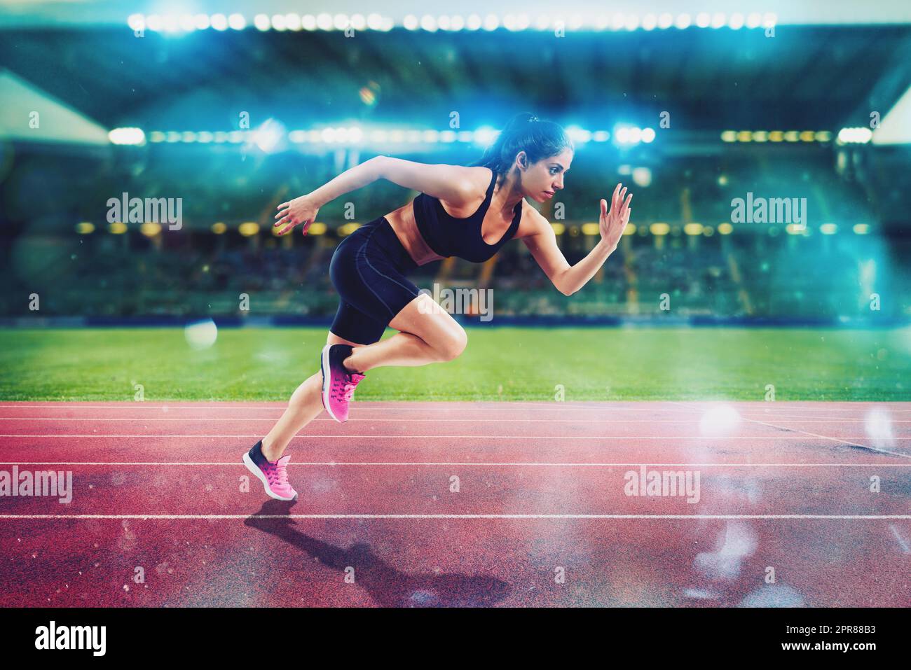 Eine athletische Frau läuft in einem Sportstadion Stockfoto