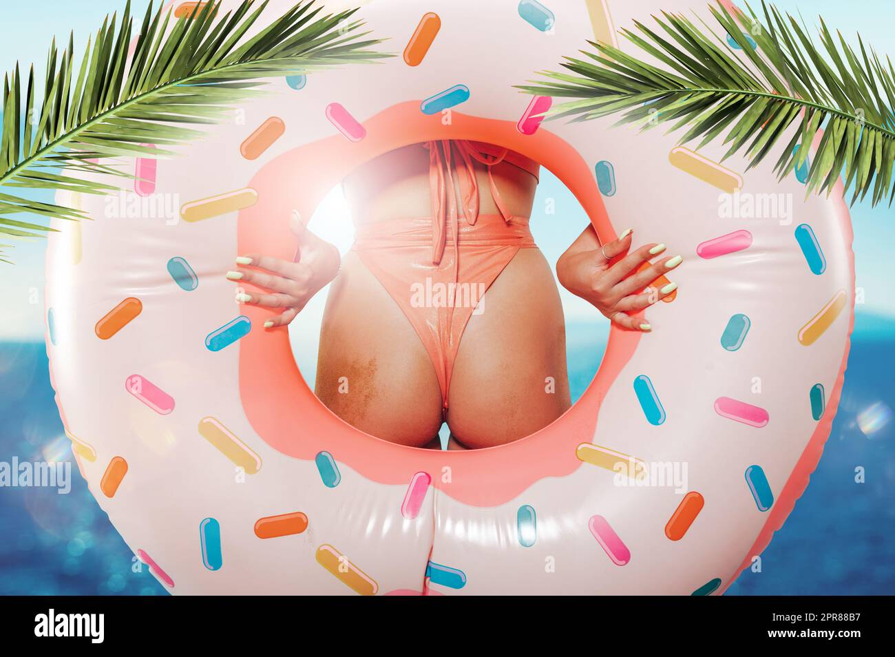 Sexy Frau mit aufblasbarem Donut, bereit für das Sumer Stockfoto
