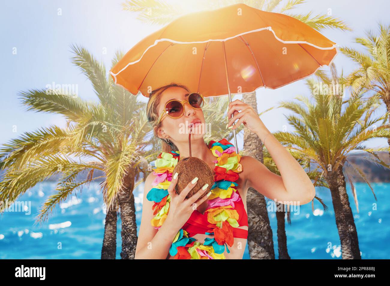 Frau bedeckt sich von der Sonnenstrahlung mit einem Regenschirm Stockfoto