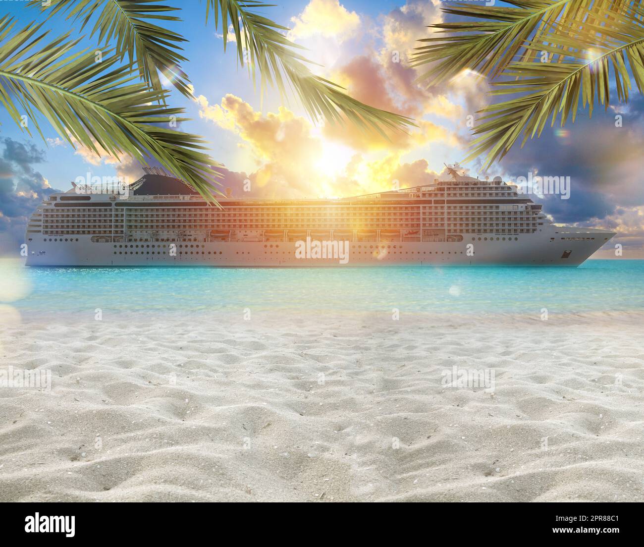 Blick auf das Schiff vom Strand mit Palmen beim Sonnenaufgang Stockfoto