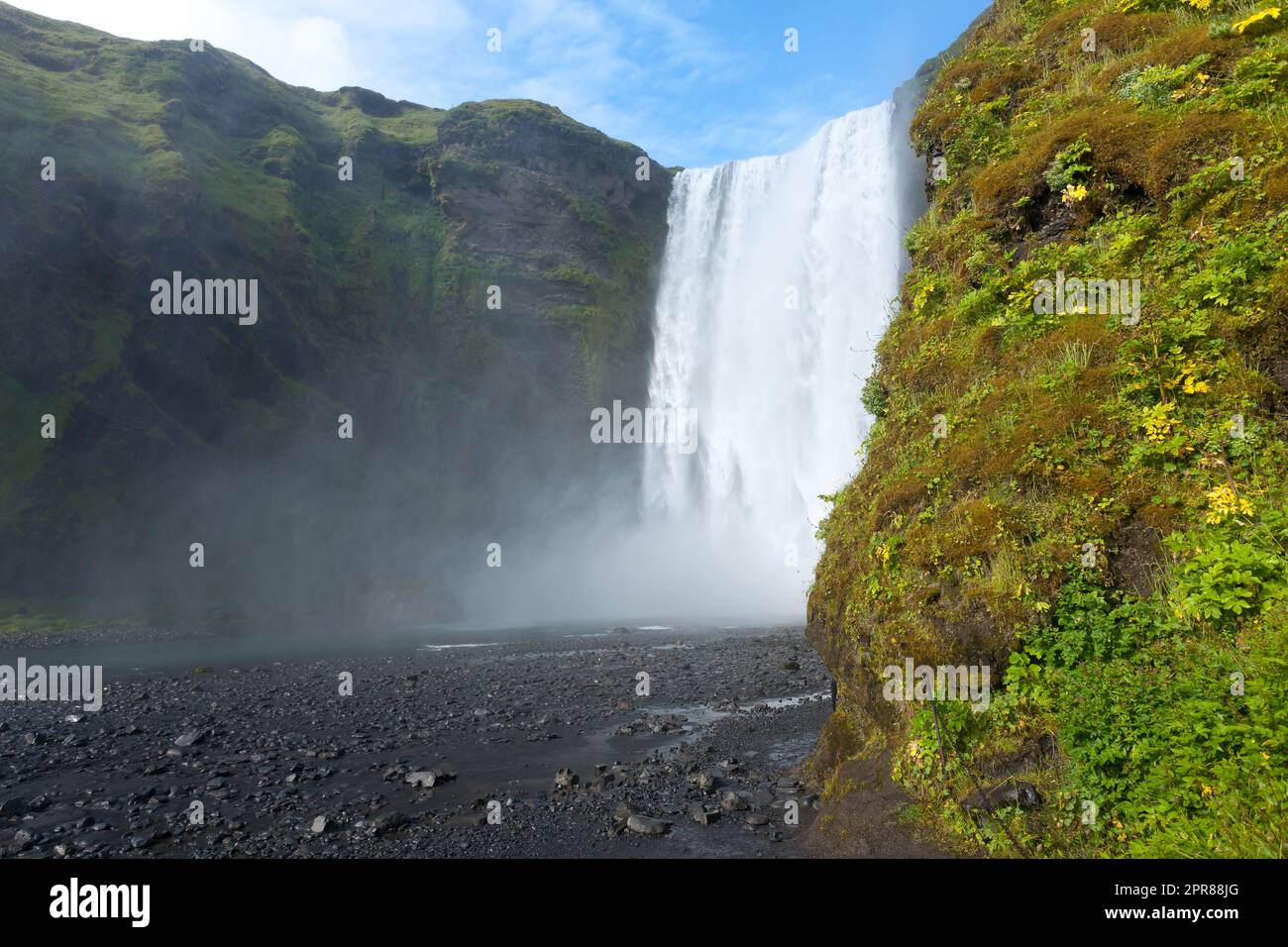 Skogafoss Falls mit Blick auf die Sommersaison, Island Stockfoto