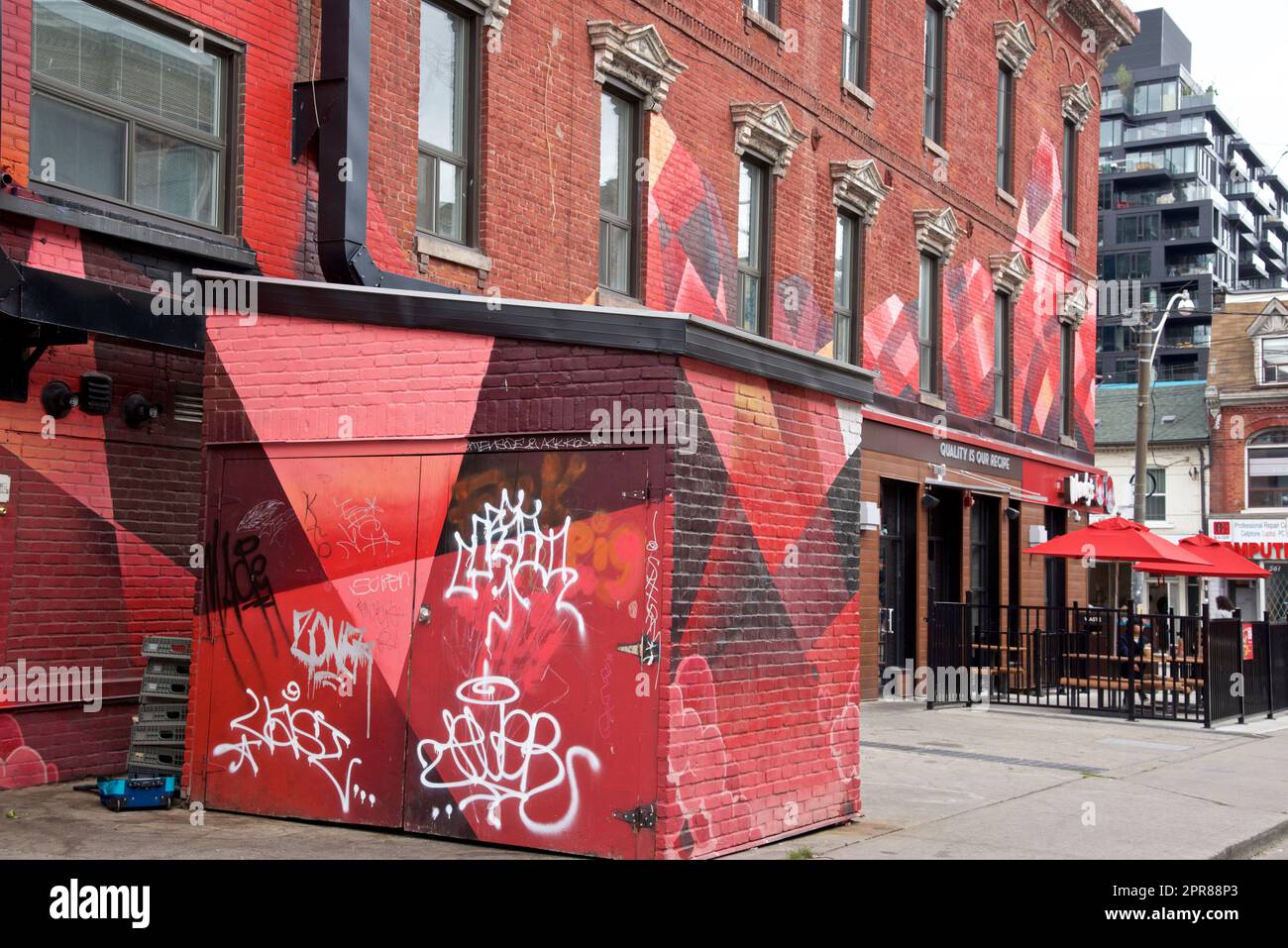 Toronto, Ontario/Kanada - 24. September 2022: Rote Graffiti-Gemälde an Betonwänden. Straßenkunst, Hintergrund, Textur. Stockfoto