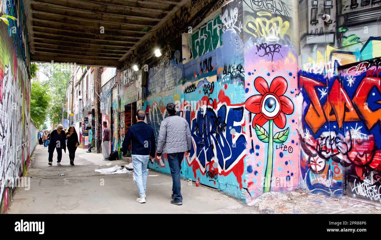 Toronto, Ontario/Kanada - 24. September 2022: Spaziergang in der Gasse von Toronto mit farbenfrohen Graffiti an der Wand. Stockfoto