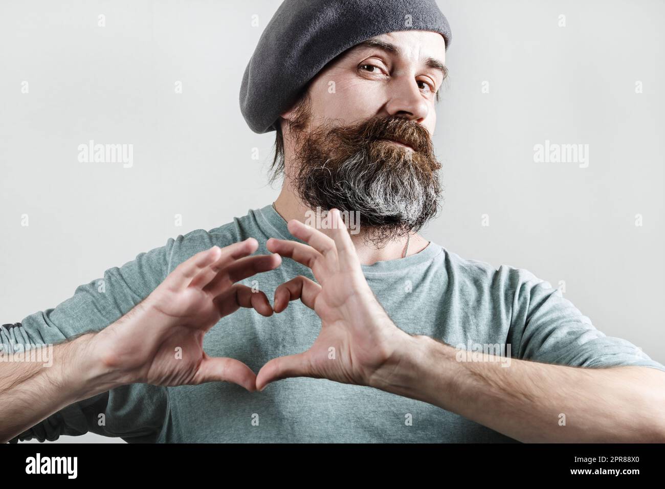 Der Mann zeigt ein Herz Stockfoto