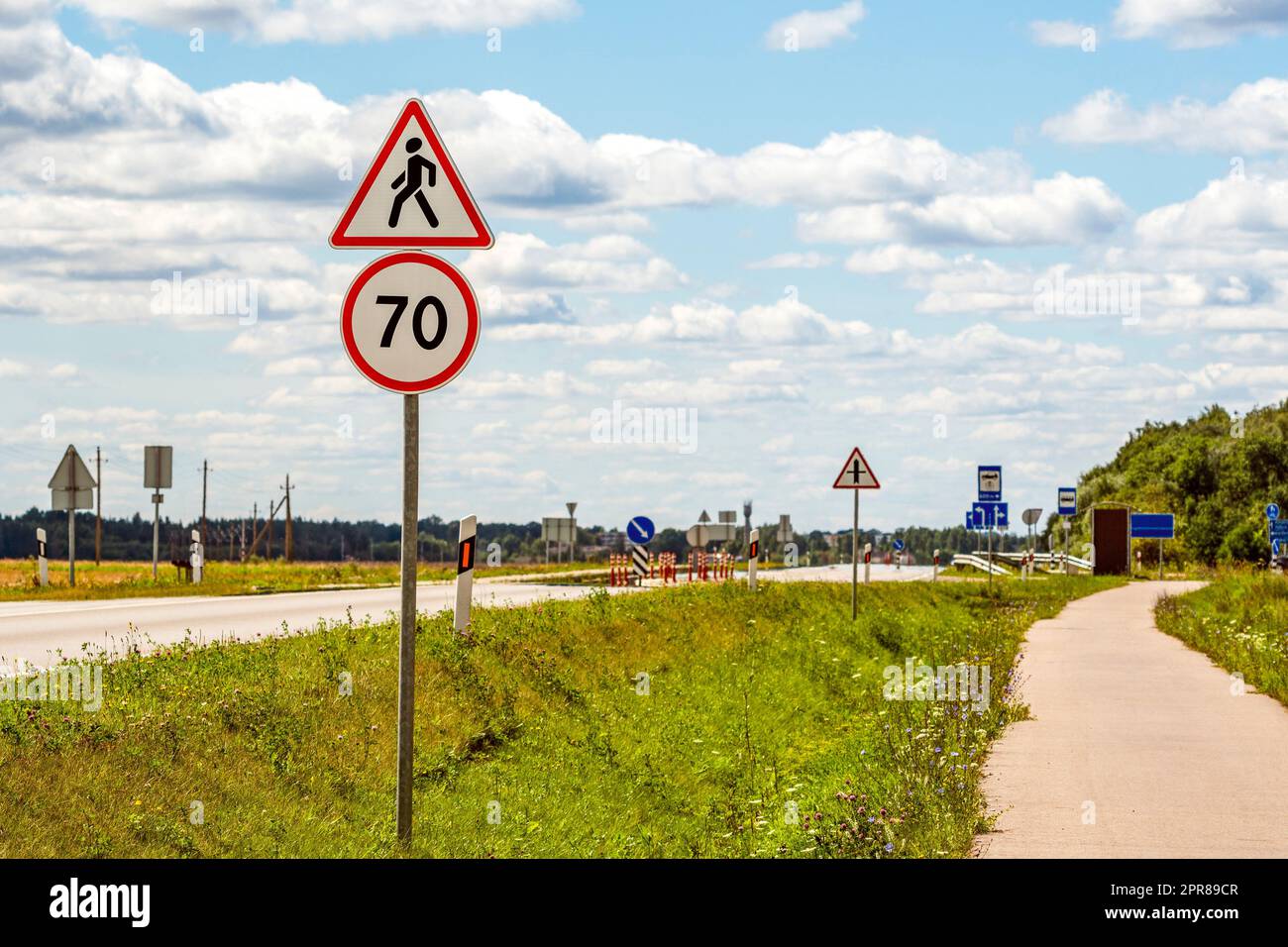 Verkehrszeichen für Geschwindigkeitsbegrenzung 70 und Fußgängerüberquerung Stockfoto