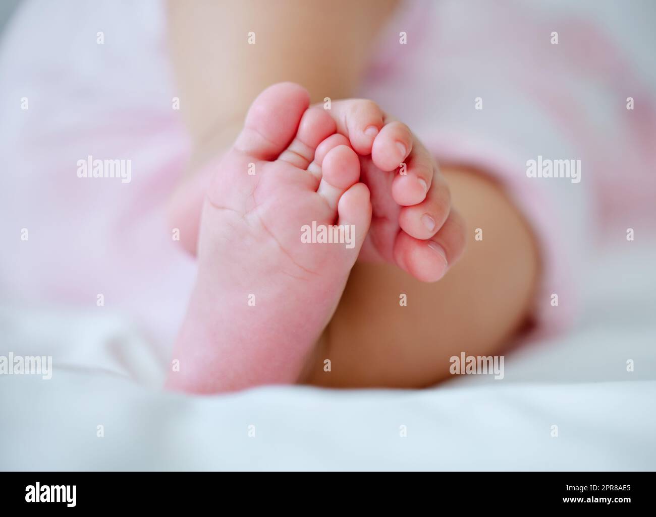 Wovon träumen Babys? Kurzer Schuss von kleinen Babys Füße, während sie schlafen. Stockfoto