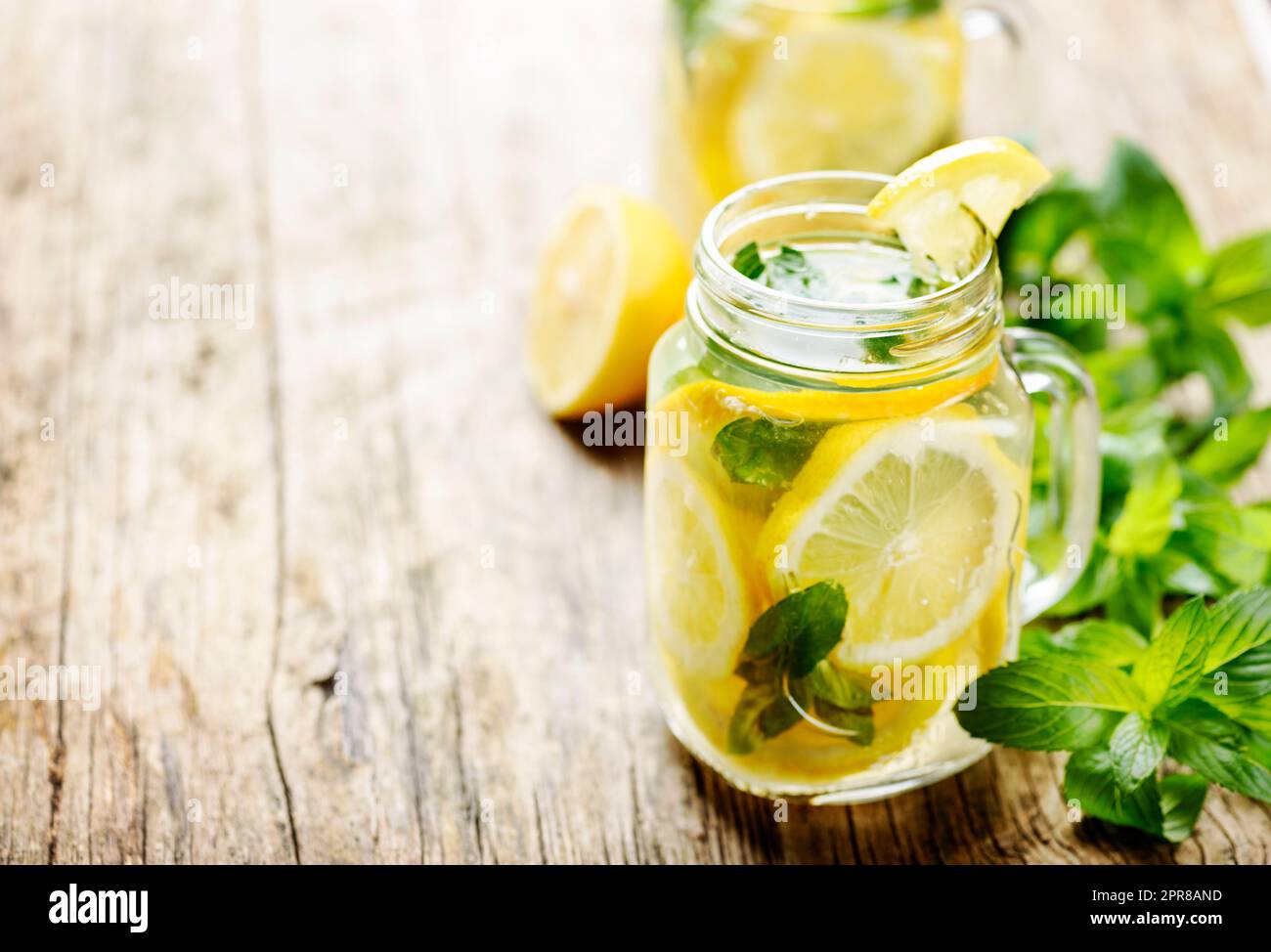 Mint Limonade in Maurergläser auf rustikalen Holztisch mit Copyspace Stockfoto