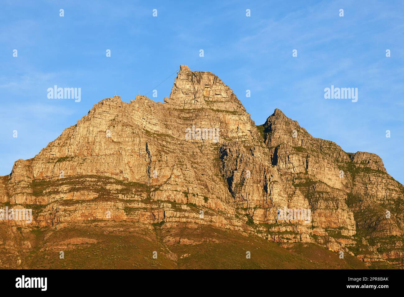 Panoramablick auf den Tafelberg in Kapstadt, Südafrika, vor blauem Himmel mit Kopierbereich. Reisen und Tourismus des berühmten Wahrzeichens, felsig und rau Stockfoto