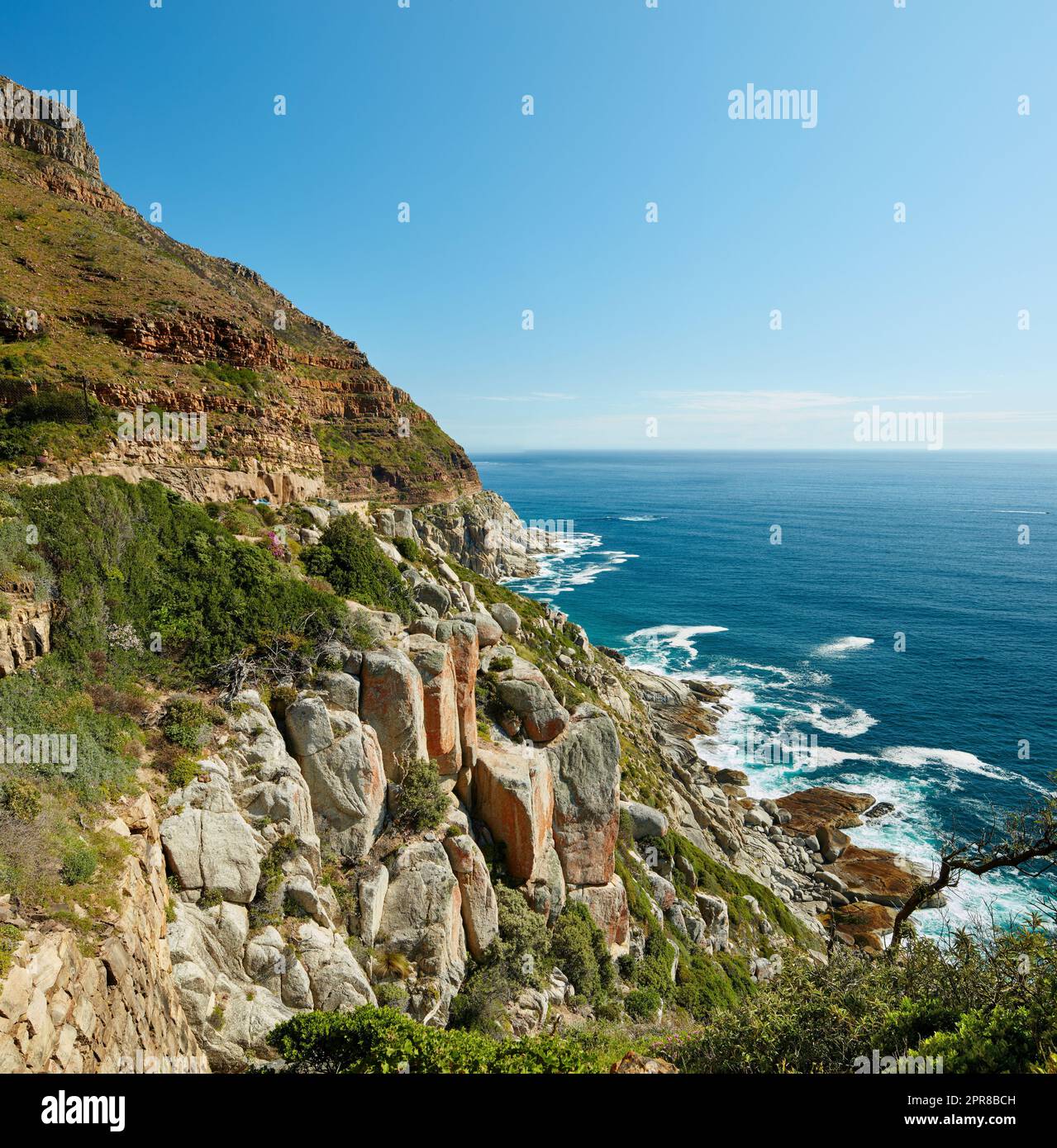 Seascape, Landschaft und malerischer Blick auf die Hout Bay in Kapstadt, Südafrika. Blauer Ozean und Meer mit Bergen und Copyspace. Reisen und Tourismus im Ausland und im Ausland für einen Sommerurlaub und Urlaub Stockfoto