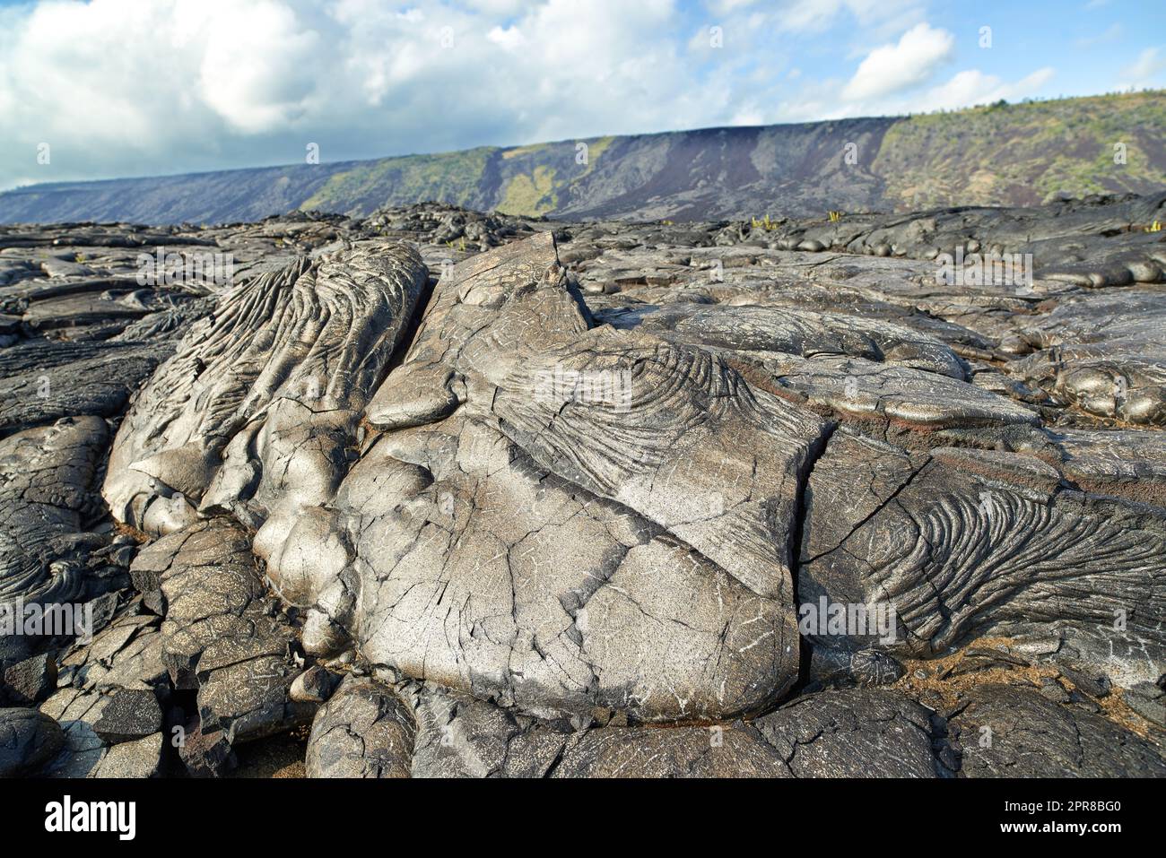 Nahaufnahme von Muana Loa, dem größten aktiven Vulkan der Welt, Hawaii. Zoomen Sie Details und Muster der fließenden Lava in eine Berglandschaft. Schildvulkane sind die größten Berge der Erde Stockfoto