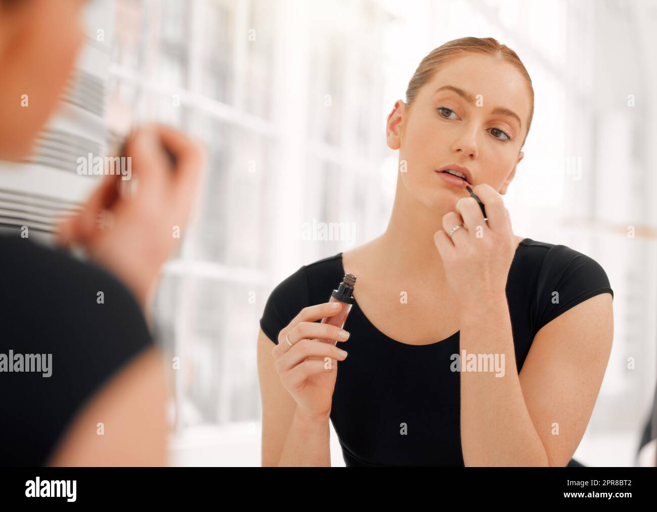 Ein südlicher Zug, eine Welt, die nicht gesehen wurde. Ein junger Balletttänzer, der Lippenstift aufsetzt, bevor er bei einer Tanzprobe auftrat. Stockfoto