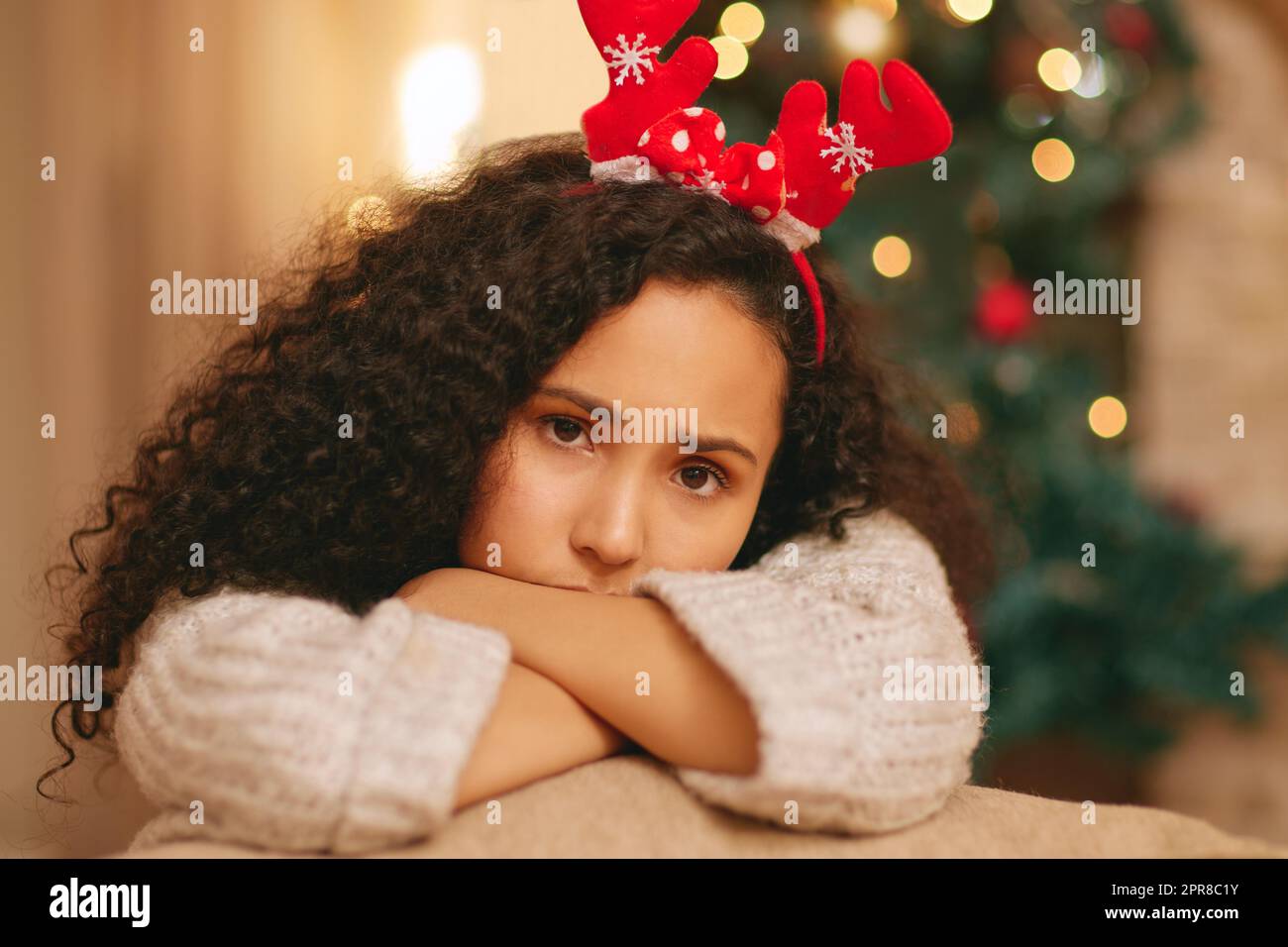 Nichts glücklich über meinen Urlaub. Eine junge Frau, die sich während der Weihnachtszeit zu Hause unglücklich fühlt. Stockfoto