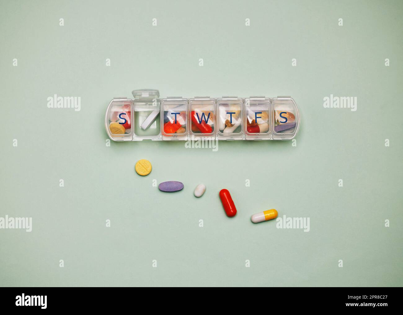 Diese Pillen zerquetschen sie. Medizinische Pillen vor einem grünen Hintergrund. Stockfoto