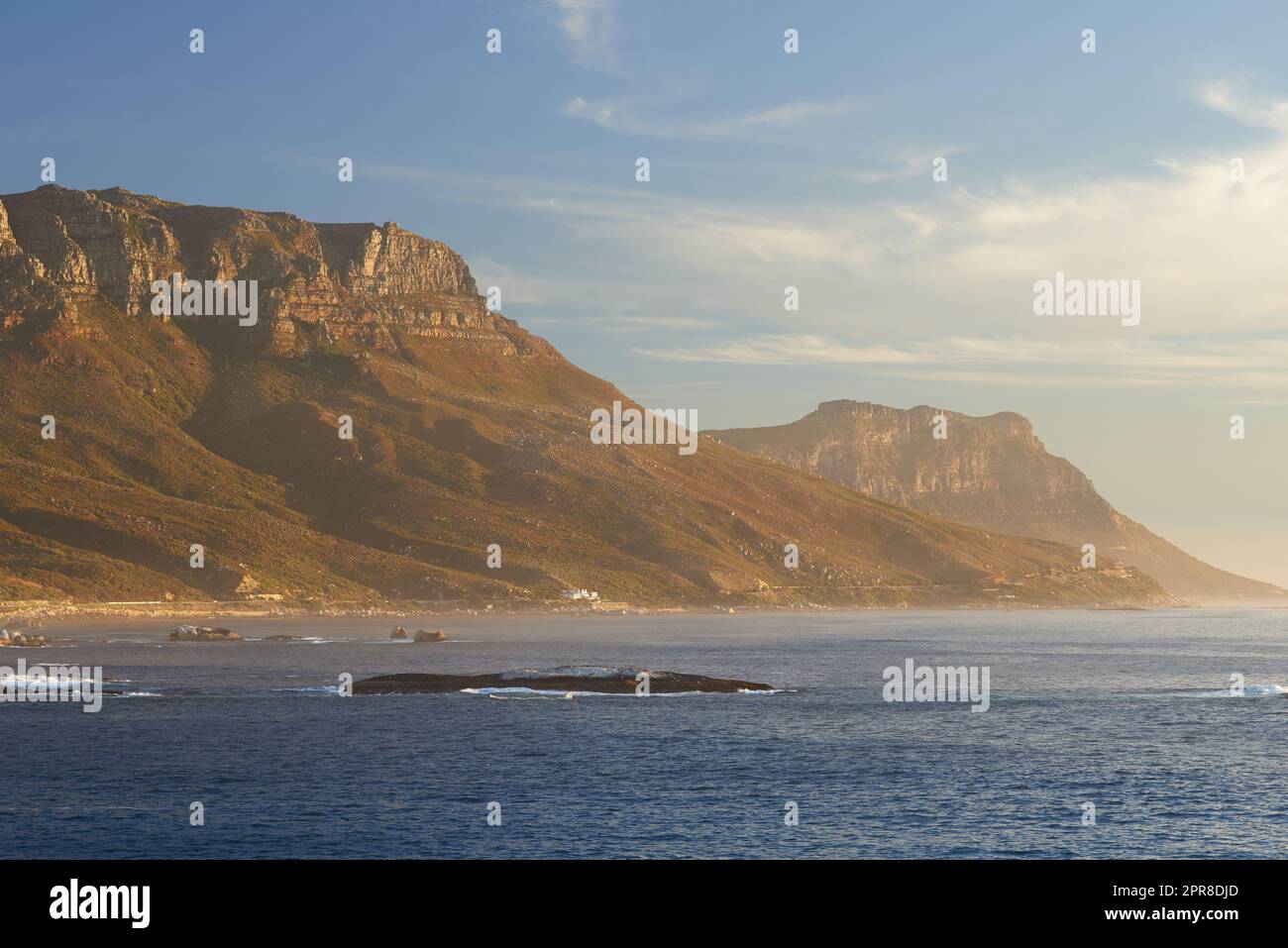 Blick auf Landschaft, Meer, Strand und Berge der Twelve Apostles in Kapstadt, Südafrika. Ruhiger Ozean mit blauem Himmel und Kopierraum am Ufer berühmter Wander-, Reise- oder Tourismusziele Stockfoto