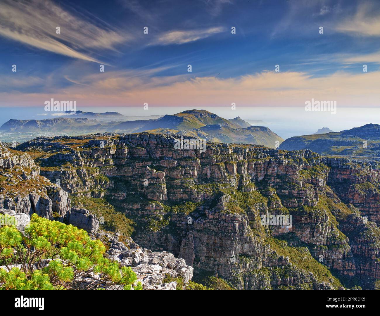 Kopieren Sie Platz mit malerischer Landschaft auf dem Gipfel des Tafelbergs in Kapstadt mit wolkenlosem blauem Hintergrund. Atemberaubende und herrliche Ausblicke auf die Schönheit der Natur nach einer Wanderung in einer felsigen Region Stockfoto