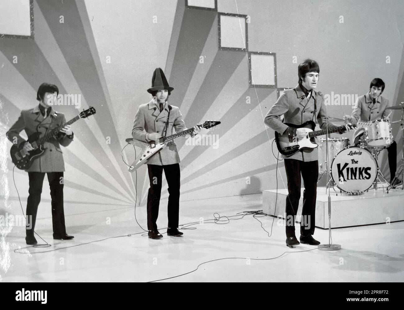 DIE KINKS UK Popgruppe im Jahr 1966 in der ITC-TV-Show Piccadilly Palace, die ihre neue Aufnahme Dandy aufführt. Von links: Pete Quaife, Dave Davies, Ray Davies, Mick Avory, Stockfoto