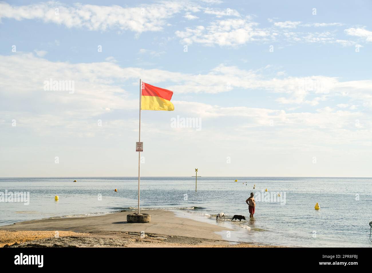 Sur la cote de nacre, en Normandie, Frankreich, un vacancier profite des jours d'été à la mer avec ses chiens, au Bord de l'Eau. Stockfoto