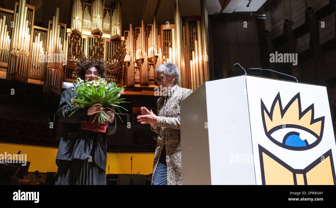 Leipzig, Deutschland. 26. April 2023. Die russisch-jüdische Schriftstellerin Maria Stepanova (l) wird anlässlich der Eröffnung der Leipziger Buchmesse im Gewandhaus Leipzig von Karin Schmidt-Friderichs, Chef des Börsenvereins der Deutschen Buchhandlung, mit dem Buchpreis für europäische Verständigung ausgezeichnet. Der Preis erhält 20.000 Euro. Auf dem Frühjahrstreffen der Buchindustrie stellten rund 2.000 Aussteller aus 40 Ländern ihre neuen Buchprodukte vor. Österreich wird das Gastland der Buchmesse sein. Kredit: Hendrik Schmidt/dpa/Alamy Live News Stockfoto