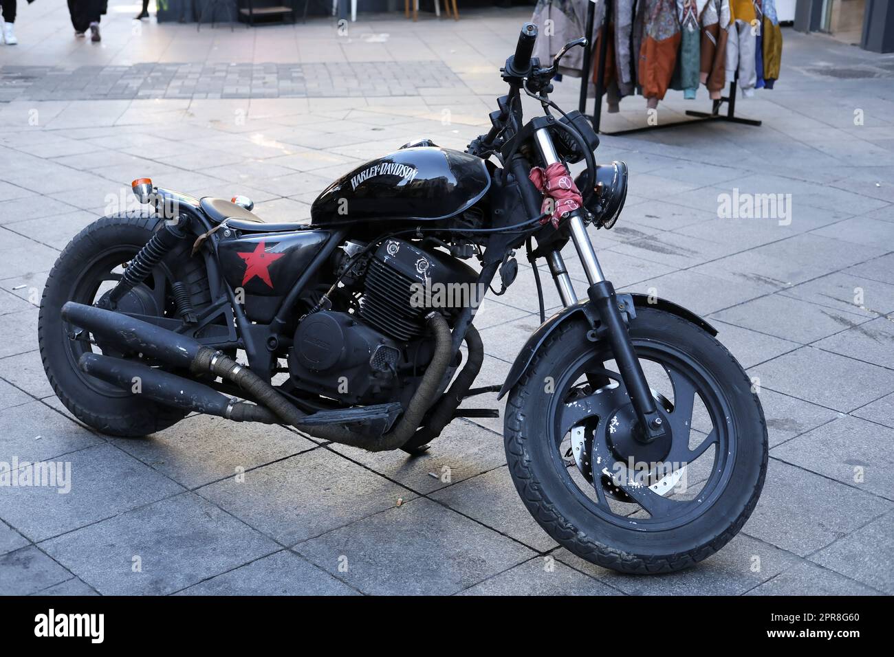 Istanbul, Türkei - 27. Oktober 2022: Eine alte Harley Davidson parkte draußen auf der Straße bei Istanbul Kadikoy. Im Hintergrund: Retro-Mäntel Stockfoto