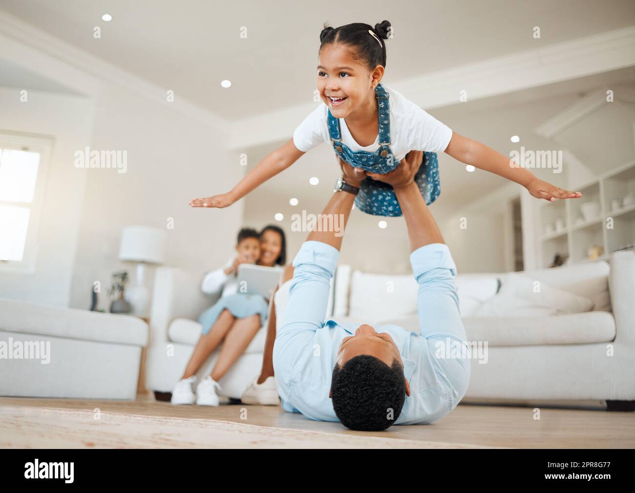 Es braucht nur zwei, um eine Familie zu bilden. Porträt eines jungen Vaters und einer Tochter, die sich beim Spielen auf dem Boden zu Hause verbinden. Stockfoto